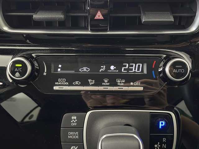 トヨタ アクア G 秋田県 2024(令6)年 2.3万km プラチナホワイトパールマイカ 4WD/純正ナビ　/AM／FM／Bluetooth/衝突被害軽減システム/バックカメラ　/寒冷地仕様/ワイパーデアイサー　/レーダークルーズコントロール　/レーンキープアシスト　/横滑り防止装置/パーキングサポートブレーキ/クリアランスソナー/先行車発進告知/ドラレコ一体型ルームミラー　/ＥＴＣ　/ＬＥＤヘッドライト　/オートマチックハイビーム/革巻きステアリング/AC100V/純正ホイールキャップ/スマートキー