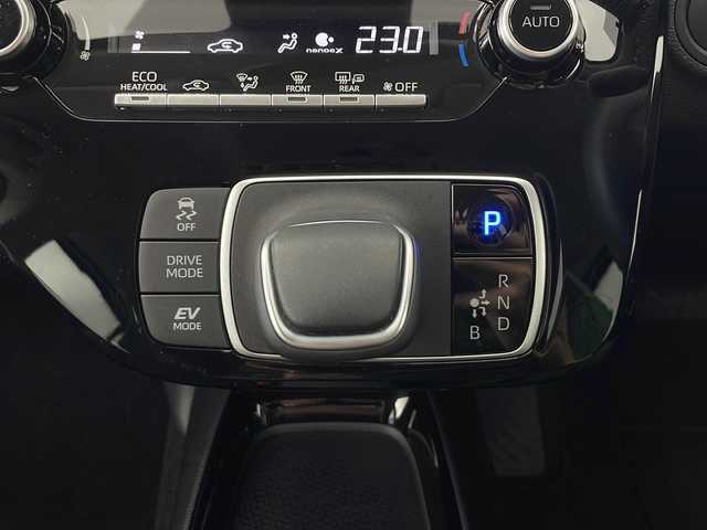 トヨタ アクア G 秋田県 2024(令6)年 2.3万km プラチナホワイトパールマイカ 4WD/純正ナビ　/AM／FM／Bluetooth/衝突被害軽減システム/バックカメラ　/寒冷地仕様/ワイパーデアイサー　/レーダークルーズコントロール　/レーンキープアシスト　/横滑り防止装置/パーキングサポートブレーキ/クリアランスソナー/先行車発進告知/ドラレコ一体型ルームミラー　/ＥＴＣ　/ＬＥＤヘッドライト　/オートマチックハイビーム/革巻きステアリング/AC100V/純正ホイールキャップ/スマートキー