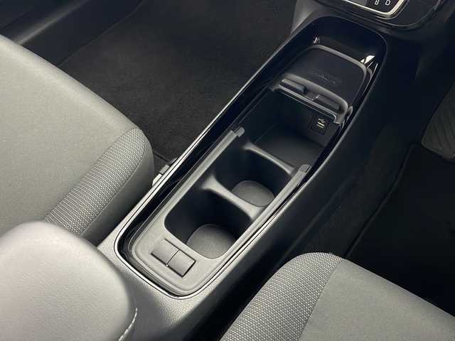 トヨタ アクア G 秋田県 2024(令6)年 2.3万km プラチナホワイトパールマイカ 4WD/純正ナビ　/AM／FM／Bluetooth/衝突被害軽減システム/バックカメラ　/寒冷地仕様/ワイパーデアイサー　/レーダークルーズコントロール　/レーンキープアシスト　/横滑り防止装置/パーキングサポートブレーキ/クリアランスソナー/先行車発進告知/ドラレコ一体型ルームミラー　/ＥＴＣ　/ＬＥＤヘッドライト　/オートマチックハイビーム/革巻きステアリング/AC100V/純正ホイールキャップ/スマートキー