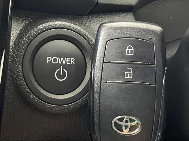 トヨタ アクア G 秋田県 2024(令6)年 2.3万km プラチナホワイトパールマイカ 4WD/純正ナビ　/AM／FM／Bluetooth/衝突被害軽減システム/バックカメラ　/寒冷地仕様/ワイパーデアイサー　/レーダークルーズコントロール　/レーンキープアシスト　/横滑り防止装置/パーキングサポートブレーキ/クリアランスソナー/先行車発進告知/ドラレコ一体型ルームミラー　/ＥＴＣ　/ＬＥＤヘッドライト　/オートマチックハイビーム/革巻きステアリング/AC100V/純正ホイールキャップ/スマートキー