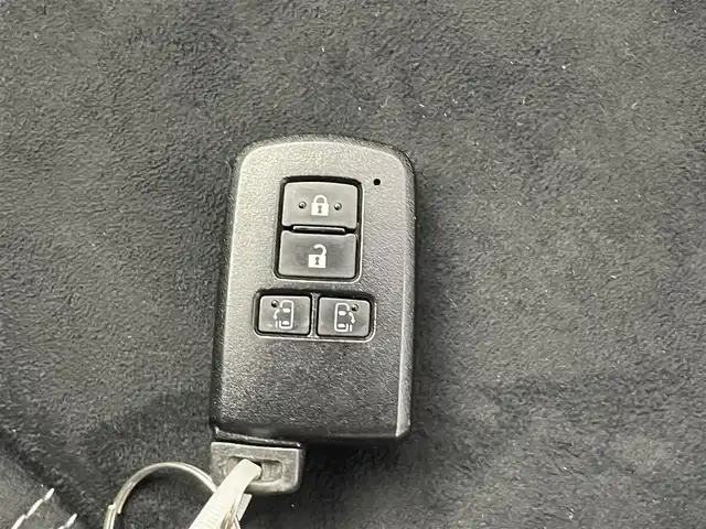 トヨタ エスクァイア Gi プレミアムパッケージ ブラックテーラード 千葉県 2020(令2)年 4.1万km ブラック トヨタセーフティセンス/・プリクラッシュセーフティ/・レーントレーシングアシスト/・レーンディパーチャーアラート/・レーダークルーズコントロール/・オートマチックハイビーム/・ロードサインアシスト/純正10インチSDナビ/（CD/DVD/Bluetooth/USB/HDMI/フルセグ）/バックカメラ/両側パワースライドドア/ハーフレザーシート/D/N席シートヒーター/MTモード付AT/プッシュスタート/アイドリングストップ/オートライト/ダブルエアコン/電動格納ミラー/ビルトインETC/革巻きステアリング/ステアリングスイッチ/ステアリングヒーター/ミラー型前後ドライブレコーダー/純正フロアマット/純正ドアバイザー/純正15インチAW/LED/F/Rコーナーセンサー