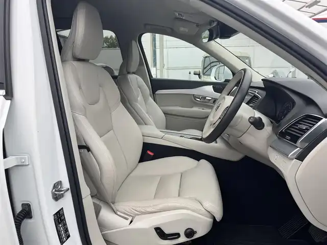 ボルボ ＸＣ９０ T5 AWD モーメンタム 三重県 2019(令1)年 6.9万km クリスタルホワイトP 純正ナビゲーション/・地デジTV/・FM/AM/CD/Bluetooth/・AppleCarPlay/Android Auto/全方位カメラ/コンフォートシート/インテグレーテッド・チャイルド・クッション/前席パワーシート/前席シートヒーター/運転席メモリーシート/純正前後ドライブレコーダー/アダプティブクルーズコントロール/ブラインドスポットモニター/ステアリングスイッチ/LEDヘッドライト/LEDフォグライト /オートライト/オートハイビーム/ルーフレール/純正19インチ10本スポークアルミホイール/ETC/スマートキー×2/取説/保証書