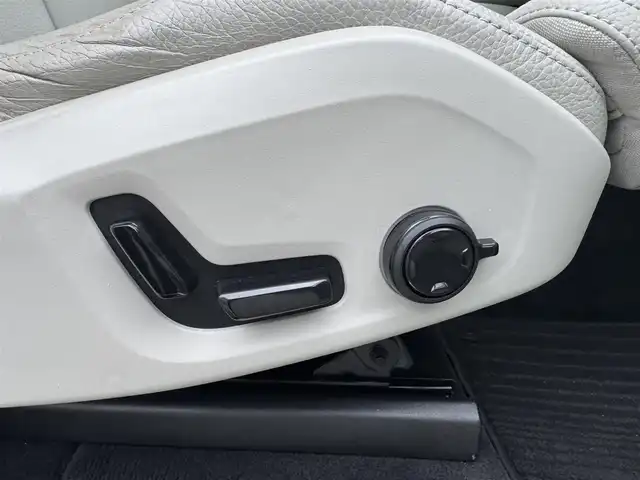 ボルボ ＸＣ９０ T5 AWD モーメンタム 三重県 2019(令1)年 6.9万km クリスタルホワイトP 純正ナビゲーション/・地デジTV/・FM/AM/CD/Bluetooth/・AppleCarPlay/Android Auto/全方位カメラ/コンフォートシート/インテグレーテッド・チャイルド・クッション/前席パワーシート/前席シートヒーター/運転席メモリーシート/純正前後ドライブレコーダー/アダプティブクルーズコントロール/ブラインドスポットモニター/ステアリングスイッチ/LEDヘッドライト/LEDフォグライト /オートライト/オートハイビーム/ルーフレール/純正19インチ10本スポークアルミホイール/ETC/スマートキー×2/取説/保証書