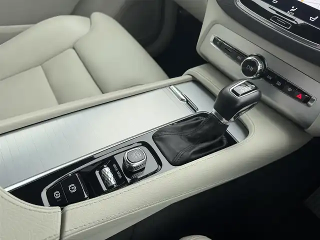 ボルボ ＸＣ９０ T5 AWD モーメンタム 三重県 2019(令1)年 6.9万km クリスタルホワイトP 純正ナビゲーション/・地デジTV/・FM/AM/CD/Bluetooth/・AppleCarPlay/Android Auto/全方位カメラ/コンフォートシート/インテグレーテッド・チャイルド・クッション/前席パワーシート/前席シートヒーター/運転席メモリーシート/純正前後ドライブレコーダー/アダプティブクルーズコントロール/ブラインドスポットモニター/ステアリングスイッチ/LEDヘッドライト/LEDフォグライト /オートライト/オートハイビーム/ルーフレール/純正19インチ10本スポークアルミホイール/ETC/スマートキー×2/取説/保証書