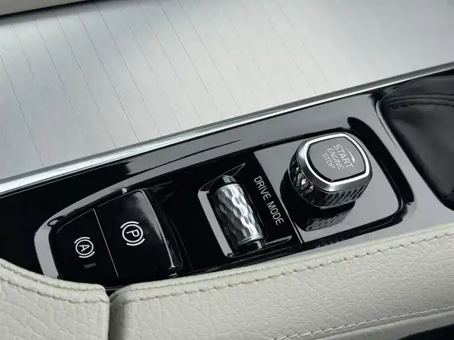 ボルボ ＸＣ９０ T5 AWD モーメンタム 三重県 2019(令1)年 6.9万km クリスタルホワイトP 純正ナビゲーション/・地デジTV/・FM/AM/CD/Bluetooth/・AppleCarPlay/Android Auto/全方位カメラ/コンフォートシート/インテグレーテッド・チャイルド・クッション/前席パワーシート/前席シートヒーター/運転席メモリーシート/純正前後ドライブレコーダー/アダプティブクルーズコントロール/ブラインドスポットモニター/ステアリングスイッチ/LEDヘッドライト/LEDフォグライト /オートライト/オートハイビーム/ルーフレール/純正19インチ10本スポークアルミホイール/ETC/スマートキー×2/取説/保証書