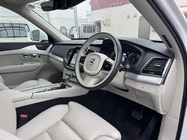 ボルボ ＸＣ９０ T5 AWD モーメンタム 三重県 2019(令1)年 6.9万km クリスタルホワイトP 純正ナビゲーション/・地デジTV/・FM/AM/CD/Bluetooth/・AppleCarPlay/Android Auto/全方位カメラ/コンフォートシート/インテグレーテッド・チャイルド・クッション/前席パワーシート/前席シートヒーター/運転席メモリーシート/純正前後ドライブレコーダー/アダプティブクルーズコントロール/ブラインドスポットモニター/ステアリングスイッチ/LEDヘッドライト/LEDフォグライト /オートライト/オートハイビーム/ルーフレール/純正19インチ10本スポークアルミホイール/ETC/スマートキー×2/取説/保証書