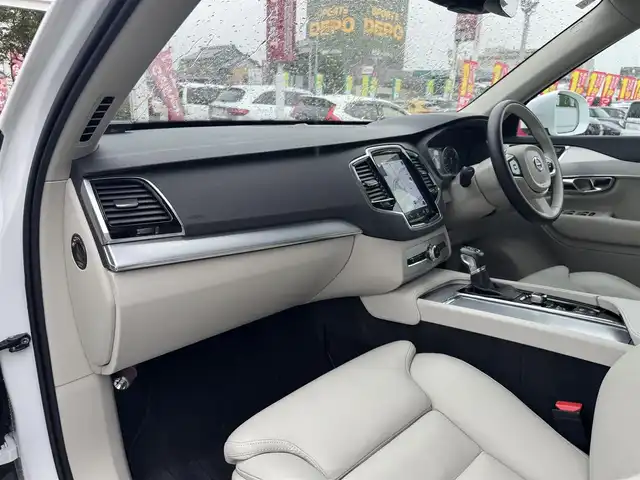 ボルボ ＸＣ９０ T5 AWD モーメンタム 三重県 2019(令1)年 6.9万km クリスタルホワイトP 純正ナビゲーション/・地デジTV/・FM/AM/CD/Bluetooth/・AppleCarPlay/Android Auto/全方位カメラ/コンフォートシート/インテグレーテッド・チャイルド・クッション/前席パワーシート/前席シートヒーター/運転席メモリーシート/純正前後ドライブレコーダー/アダプティブクルーズコントロール/ブラインドスポットモニター/ステアリングスイッチ/LEDヘッドライト/LEDフォグライト /オートライト/オートハイビーム/ルーフレール/純正19インチ10本スポークアルミホイール/ETC/スマートキー×2/取説/保証書
