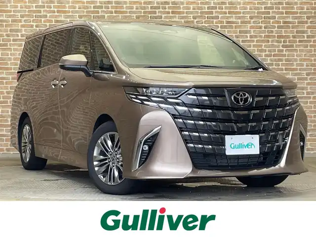 トヨタ アルファードハイブリット Z 岩手県 2024(令6)年 2.5万km ゴールド メーカーオプションカラー　プレシャスレオブロンド（4Y7）/E-Four/寒冷地仕様/メーカーオプション左右独立ムーンルーフ/メーカーオプション後席パワーサイドサンシェード/メーカーオプションデジタルインナーミラー/パノラミックビューモニター/エグゼクティブパワーシート/トヨタセーフティセンス/プリクラッシュセーフティ/レーダークルーズコントロール/レーントレーシングアシスト/レーンチェンジアシスト/フロントクロストラフィックアラート/アダプティブハイビームシステム/プロアクティブドライビングアシスト/ドアオープン制御付き安心降車アシスト/クリアランスソナー/置くだけ充電/シートヒーター・シートベンチレーション/ステアリングヒーター/AC100V1500Wアクセサリーコンセント/14型ディスプレイオーディオPlus/コネクティッドナビ/フルセグTV/ETC2.0/応急用スペアタイヤ/3眼LEDヘッドランプ/純正18インチアルミホイール/スタッドレスタイヤ積み込みあり