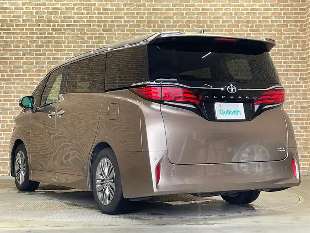 トヨタ アルファードハイブリット Z 岩手県 2024(令6)年 2.5万km ゴールド メーカーオプションカラー　プレシャスレオブロンド（4Y7）/E-Four/寒冷地仕様/メーカーオプション左右独立ムーンルーフ/メーカーオプション後席パワーサイドサンシェード/メーカーオプションデジタルインナーミラー/パノラミックビューモニター/エグゼクティブパワーシート/トヨタセーフティセンス/プリクラッシュセーフティ/レーダークルーズコントロール/レーントレーシングアシスト/レーンチェンジアシスト/フロントクロストラフィックアラート/アダプティブハイビームシステム/プロアクティブドライビングアシスト/ドアオープン制御付き安心降車アシスト/クリアランスソナー/置くだけ充電/シートヒーター・シートベンチレーション/ステアリングヒーター/AC100V1500Wアクセサリーコンセント/14型ディスプレイオーディオPlus/コネクティッドナビ/フルセグTV/ETC2.0/応急用スペアタイヤ/3眼LEDヘッドランプ/純正18インチアルミホイール/スタッドレスタイヤ積み込みあり