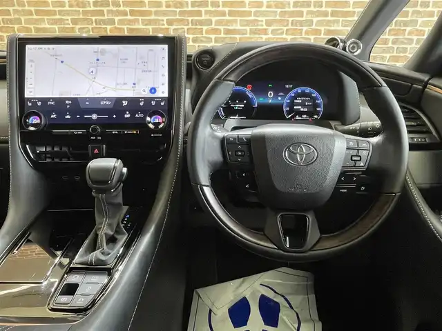 トヨタ アルファードハイブリット Z 岩手県 2024(令6)年 2.5万km ゴールド メーカーオプションカラー　プレシャスレオブロンド（4Y7）/E-Four/寒冷地仕様/メーカーオプション左右独立ムーンルーフ/メーカーオプション後席パワーサイドサンシェード/メーカーオプションデジタルインナーミラー/パノラミックビューモニター/エグゼクティブパワーシート/トヨタセーフティセンス/プリクラッシュセーフティ/レーダークルーズコントロール/レーントレーシングアシスト/レーンチェンジアシスト/フロントクロストラフィックアラート/アダプティブハイビームシステム/プロアクティブドライビングアシスト/ドアオープン制御付き安心降車アシスト/クリアランスソナー/置くだけ充電/シートヒーター・シートベンチレーション/ステアリングヒーター/AC100V1500Wアクセサリーコンセント/14型ディスプレイオーディオPlus/コネクティッドナビ/フルセグTV/ETC2.0/応急用スペアタイヤ/3眼LEDヘッドランプ/純正18インチアルミホイール/スタッドレスタイヤ積み込みあり