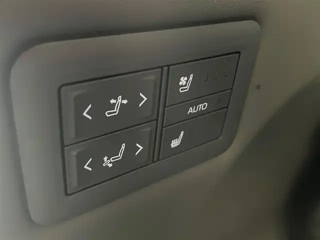 トヨタ アルファードハイブリット Z 岩手県 2024(令6)年 2.5万km ゴールド メーカーオプションカラー　プレシャスレオブロンド（4Y7）/E-Four/寒冷地仕様/メーカーオプション左右独立ムーンルーフ/メーカーオプション後席パワーサイドサンシェード/メーカーオプションデジタルインナーミラー/パノラミックビューモニター/エグゼクティブパワーシート/トヨタセーフティセンス/プリクラッシュセーフティ/レーダークルーズコントロール/レーントレーシングアシスト/レーンチェンジアシスト/フロントクロストラフィックアラート/アダプティブハイビームシステム/プロアクティブドライビングアシスト/ドアオープン制御付き安心降車アシスト/クリアランスソナー/置くだけ充電/シートヒーター・シートベンチレーション/ステアリングヒーター/AC100V1500Wアクセサリーコンセント/14型ディスプレイオーディオPlus/コネクティッドナビ/フルセグTV/ETC2.0/応急用スペアタイヤ/3眼LEDヘッドランプ/純正18インチアルミホイール/スタッドレスタイヤ積み込みあり