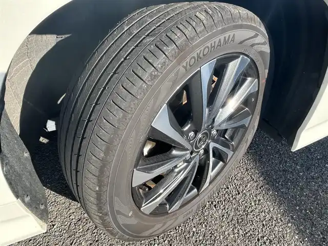 トヨタ ヴォクシー ハイブリッド S－Z 福岡県 2022(令4)年 6万km ホワイトパールクリスタルシャイン ワンオーナー/純正10.5インチDA/純正14インチフリップダウンモニター/モデリスタシグネチャーイルミグリル/トヨタセーフティセンス/アドバンスドパーク/レーダークルーズコントロール/アラウンドビューモニター/ブラインドスポットモニター/プロアクティブドライビングアシスト/リアクロストラフィックアラート/リアカメラディテクション/パーキングサポートブレーキ/安心降車アシスト/ハンズフリーデュアルパワースライドドア/ロードサインアシスト/レーンチェンジアシスト/フロントクロストラフィックアラート/ヘッドアップディスプレイ/電動パーキングブレーキ/オートホールド/オートマチックハイビーム/前席＋後席シートヒーター/ハンドルヒーター/パワーバックドア/デジタルインナーミラー/前方ドラレコ/ETC2.0