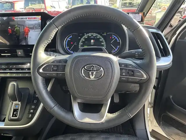 トヨタ ヴォクシー ハイブリッド S－Z 福岡県 2022(令4)年 6万km ホワイトパールクリスタルシャイン ワンオーナー/純正10.5インチDA/純正14インチフリップダウンモニター/モデリスタシグネチャーイルミグリル/トヨタセーフティセンス/アドバンスドパーク/レーダークルーズコントロール/アラウンドビューモニター/ブラインドスポットモニター/プロアクティブドライビングアシスト/リアクロストラフィックアラート/リアカメラディテクション/パーキングサポートブレーキ/安心降車アシスト/ハンズフリーデュアルパワースライドドア/ロードサインアシスト/レーンチェンジアシスト/フロントクロストラフィックアラート/ヘッドアップディスプレイ/電動パーキングブレーキ/オートホールド/オートマチックハイビーム/前席＋後席シートヒーター/ハンドルヒーター/パワーバックドア/デジタルインナーミラー/前方ドラレコ/ETC2.0