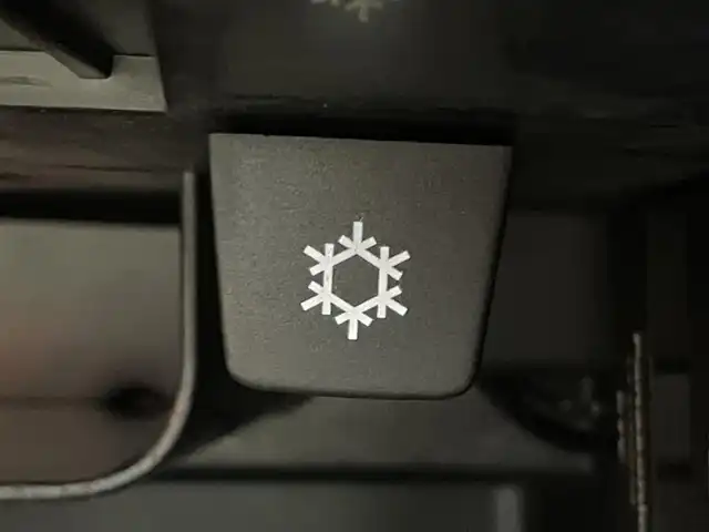 ボルボ Ｖ４０ T－4 SE 富山県 2013(平25)年 11万km 赤 パノラマガラスルーフ　/純正ナビ（ＣＤ　ＤＶＤ　ｂｌｕｅｔｏｏｔｈ）/フルセグTV/バックカメラ/前後コーナーセンサー　/ＥＴＣ　/社外前後ドラレコ（DRV-MR450)/運転席パワーシート・シートメモリー/前席シートヒーター　/オートライト/ＬＥＤヘッドライト　/社外１６インチAW/スマートキー/ＡＣＣ　/ＣｉｔｙＳａｆｅｔｙ　/ＢＬＩＳ（ブラインドスポット）　/レーンキープ/純正マット/保証書、取説