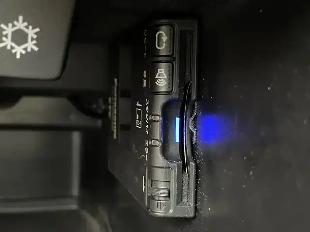 ボルボ Ｖ４０ T－4 SE 富山県 2013(平25)年 11万km 赤 パノラマガラスルーフ　/純正ナビ（ＣＤ　ＤＶＤ　ｂｌｕｅｔｏｏｔｈ）/フルセグTV/バックカメラ/前後コーナーセンサー　/ＥＴＣ　/社外前後ドラレコ（DRV-MR450)/運転席パワーシート・シートメモリー/前席シートヒーター　/オートライト/ＬＥＤヘッドライト　/社外１６インチAW/スマートキー/ＡＣＣ　/ＣｉｔｙＳａｆｅｔｙ　/ＢＬＩＳ（ブラインドスポット）　/レーンキープ/純正マット/保証書、取説