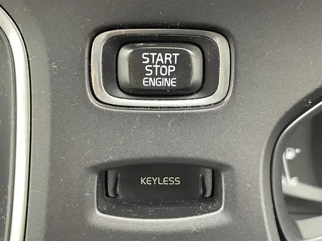 ボルボ Ｖ４０ T－4 SE 富山県 2013(平25)年 11万km 赤 パノラマガラスルーフ　/純正ナビ（ＣＤ　ＤＶＤ　ｂｌｕｅｔｏｏｔｈ）/フルセグTV/バックカメラ/前後コーナーセンサー　/ＥＴＣ　/社外前後ドラレコ（DRV-MR450)/運転席パワーシート・シートメモリー/前席シートヒーター　/オートライト/ＬＥＤヘッドライト　/社外１６インチAW/スマートキー/ＡＣＣ　/ＣｉｔｙＳａｆｅｔｙ　/ＢＬＩＳ（ブラインドスポット）　/レーンキープ/純正マット/保証書、取説