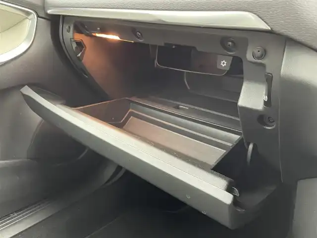 ボルボ Ｖ４０ T－4 SE 富山県 2013(平25)年 11万km 赤 パノラマガラスルーフ　/純正ナビ（ＣＤ　ＤＶＤ　ｂｌｕｅｔｏｏｔｈ）/フルセグTV/バックカメラ/前後コーナーセンサー　/ＥＴＣ　/社外前後ドラレコ（DRV-MR450)/運転席パワーシート・シートメモリー/前席シートヒーター　/オートライト/ＬＥＤヘッドライト　/社外１６インチAW/スマートキー/ＡＣＣ　/ＣｉｔｙＳａｆｅｔｙ　/ＢＬＩＳ（ブラインドスポット）　/レーンキープ/純正マット/保証書、取説