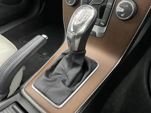 ボルボ Ｖ４０ T－4 SE 富山県 2013(平25)年 11万km 赤 パノラマガラスルーフ　/純正ナビ（ＣＤ　ＤＶＤ　ｂｌｕｅｔｏｏｔｈ）/フルセグTV/バックカメラ/前後コーナーセンサー　/ＥＴＣ　/社外前後ドラレコ（DRV-MR450)/運転席パワーシート・シートメモリー/前席シートヒーター　/オートライト/ＬＥＤヘッドライト　/社外１６インチAW/スマートキー/ＡＣＣ　/ＣｉｔｙＳａｆｅｔｙ　/ＢＬＩＳ（ブラインドスポット）　/レーンキープ/純正マット/保証書、取説