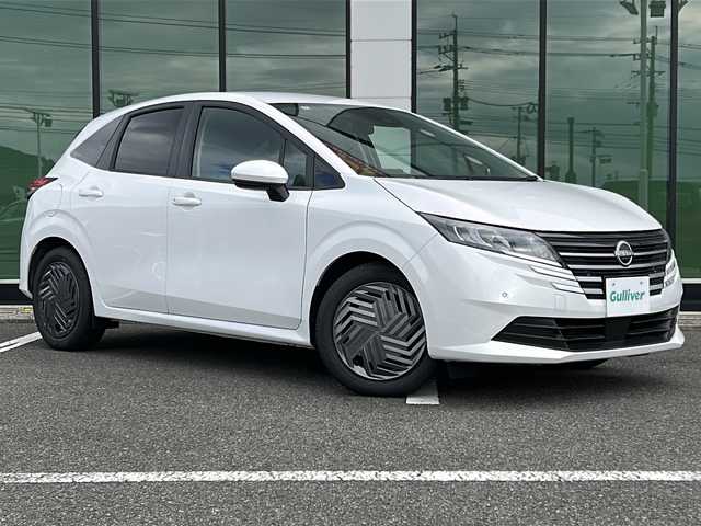 日産 ノート X 福岡県 2024(令6)年 0.5万km ピュアホワイトパール 純正9インチSDナビ/（AM/FM/BT/フルセグTV/SD）/インテリジェントエマージェンシーブレーキ/プロパイロット/バックカメラ/アイドリングストップ/プッシュスタートボタン/スマートキー/スペアキー1本/フロアマット/純正LEDヘッドライト/16インチアルミホイール/コーナーセンサー/横滑り防止装置/衝突被害軽減システム/車線逸脱警報システム/盗難防止システム/オートマチックハイビーム/ETC