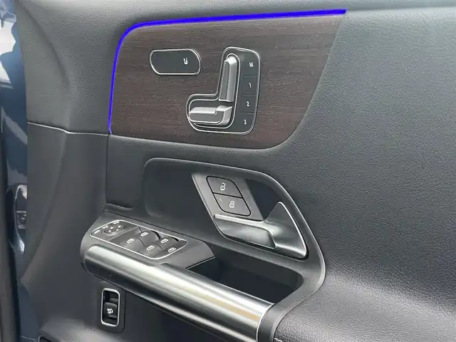 メルセデス・ベンツ Ｂ１８０ 静岡県 2019(令1)年 1万km デニムブルー レザーエクスクルーシブ/アドバンスパッケージ/MBUXナビフルセグTV Bluetooth/全方位カメラ/ブラックレザーシートシートヒーター /前席メモリーパワーシート/アンビエントライト /パワーバックドア /ドライブレコーダー/ワイヤレス充電/DSRCETC