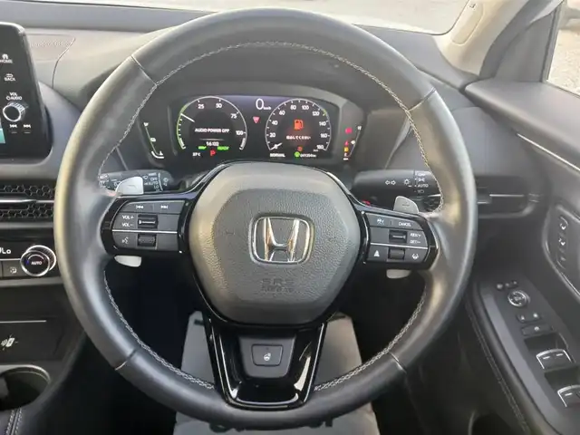 ホンダ ＺＲ－Ｖ ハイブリッド e:HEV Z 山梨県 2022(令4)年 4.2万km プラチナホワイトパール 純正9型ナビ/フルセグTV/ハンズフリーパワーバックドア/全方位モニター/ビルトインETC2.0/レーダークルーズコントロール/コーナーセンサー/ホンダセンシング/・衝突軽減ブレーキ/・前後誤発進抑制機能/・車線維持支援システム/・先行車発進お知らせ機能/・ブラインドスポットモニター/・後退出庫サポート/LEDヘッドランプ/革巻きステアリング/ステアリングヒーター/本革シート/前席パワーシート/シートヒーター/BOSEプレミアムサウンドシステム/純正18インチアルミホイール/スマートキーシステム/禁煙車