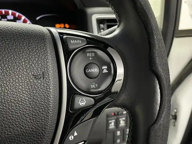 ホンダ オデッセイ アブソルート・Xホンダセンジング 埼玉県 2016(平28)年 4.3万km ホワイトオーキッドパール 純正ナビ　全方位　両側電動　ＥＴＣ　ＬＥＤ　ドライブレコーダー　衝突被害軽減　フルセグＴＶ　Ｂｌｕｅｔｏｏｔｈ　ＵＳＢ　ＨＤＭＩ　　パワーシート　ＭＴモード付ＡＴ　スマートキー　３列シート