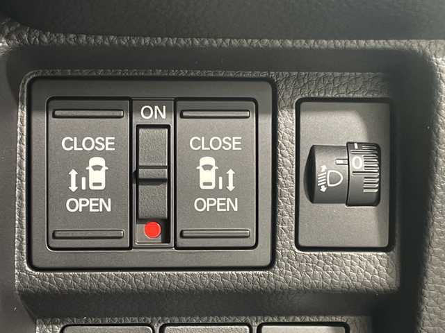 ホンダ ステップワゴン スパーダ eHEV 神奈川県 2025(令7)年 0.1千km プラチナホワイトパール 登録済未使用車/e:HEV/ホンダセンシング/11.4インチナビ/Honda CONNECT/ワンオーナー/前席シートヒーター/LEDヘッドライト/スマートキー/スペアキー/メモリナビ/フルセグテレビ/バックカメラ/アイドリングストップ/オットマン/プッシュスタート/ステアリングスイッチ/電動パーキングブレーキ/ブレーキオートホールド/両側パワースライドドア/パワーバックドア/オートライト/オートマチックハイビーム/フォグランプ/電動格納ミラー/取扱説明書/保証書/衝突軽減ブレーキ/後方誤発進抑制機能/歩行者事故低減ステアリング/渋滞追従機能付アダプティブクルーズコントロール/車線維持支援システム/先行者発信お知らせ機能/急アクセル抑制スイッチ/誤発進抑制機能/近距離衝突軽減ブレーキ/路外逸脱抑制機能/トラフィックジャムアシスト/標識認識機能/ブラインドスポットインフォメーション