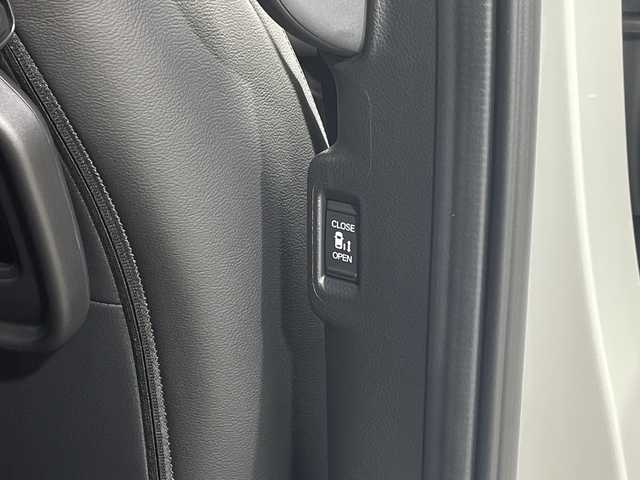 ホンダ ステップワゴン スパーダ eHEV 神奈川県 2025(令7)年 0.1千km プラチナホワイトパール 登録済未使用車/e:HEV/ホンダセンシング/11.4インチナビ/Honda CONNECT/ワンオーナー/前席シートヒーター/LEDヘッドライト/スマートキー/スペアキー/メモリナビ/フルセグテレビ/バックカメラ/アイドリングストップ/オットマン/プッシュスタート/ステアリングスイッチ/電動パーキングブレーキ/ブレーキオートホールド/両側パワースライドドア/パワーバックドア/オートライト/オートマチックハイビーム/フォグランプ/電動格納ミラー/取扱説明書/保証書/衝突軽減ブレーキ/後方誤発進抑制機能/歩行者事故低減ステアリング/渋滞追従機能付アダプティブクルーズコントロール/車線維持支援システム/先行者発信お知らせ機能/急アクセル抑制スイッチ/誤発進抑制機能/近距離衝突軽減ブレーキ/路外逸脱抑制機能/トラフィックジャムアシスト/標識認識機能/ブラインドスポットインフォメーション