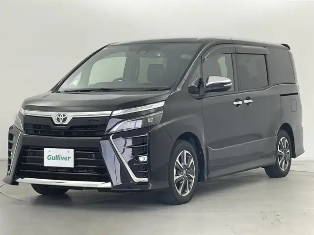 トヨタ ヴォクシー ZS 煌Ⅲ 群馬県 2021(令3)年 4.5万km ブラック 純正10インチナビ(NSZN-Z68T)/・AM/FM/CD/DVD/SD/Bluetooth/フルセグTV/純正12インチフリップダウンモニター/両側パワースライドドア/トヨタセーフティセンス/・プリクラッシュセーフティシステム/・レーンディパーチャーアラート/・オートマチックハイビーム/クルーズコントロール/純正ビルトインETC2.0/バックカメラ/前後ドライブレコーダー/アイドリングストップ/ZS煌III 専用ハーフレザーシート