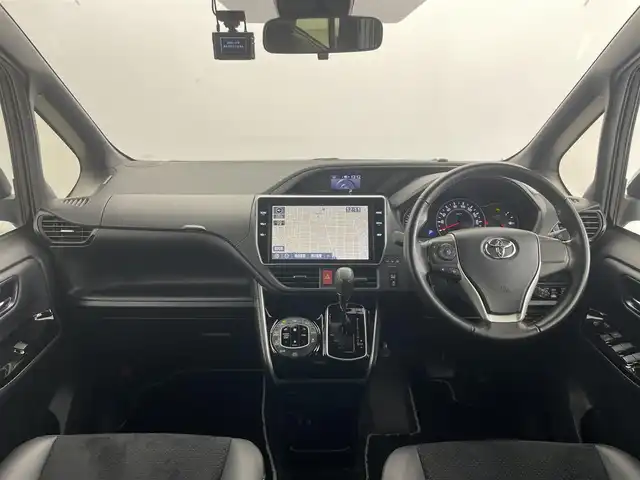 トヨタ ヴォクシー ZS 煌Ⅲ 群馬県 2021(令3)年 4.5万km ブラック 純正10インチナビ(NSZN-Z68T)/・AM/FM/CD/DVD/SD/Bluetooth/フルセグTV/純正12インチフリップダウンモニター/両側パワースライドドア/トヨタセーフティセンス/・プリクラッシュセーフティシステム/・レーンディパーチャーアラート/・オートマチックハイビーム/クルーズコントロール/純正ビルトインETC2.0/バックカメラ/前後ドライブレコーダー/アイドリングストップ/ZS煌III 専用ハーフレザーシート