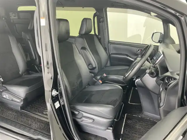 トヨタ ヴォクシー ZS 煌Ⅲ 群馬県 2021(令3)年 4.5万km ブラック 純正10インチナビ(NSZN-Z68T)/・AM/FM/CD/DVD/SD/Bluetooth/フルセグTV/純正12インチフリップダウンモニター/両側パワースライドドア/トヨタセーフティセンス/・プリクラッシュセーフティシステム/・レーンディパーチャーアラート/・オートマチックハイビーム/クルーズコントロール/純正ビルトインETC2.0/バックカメラ/前後ドライブレコーダー/アイドリングストップ/ZS煌III 専用ハーフレザーシート