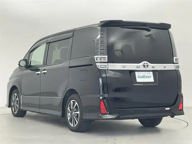 トヨタ ヴォクシー ZS 煌Ⅲ 群馬県 2021(令3)年 4.5万km ブラック 純正10インチナビ(NSZN-Z68T)/・AM/FM/CD/DVD/SD/Bluetooth/フルセグTV/純正12インチフリップダウンモニター/両側パワースライドドア/トヨタセーフティセンス/・プリクラッシュセーフティシステム/・レーンディパーチャーアラート/・オートマチックハイビーム/クルーズコントロール/純正ビルトインETC2.0/バックカメラ/前後ドライブレコーダー/アイドリングストップ/ZS煌III 専用ハーフレザーシート