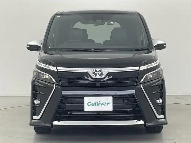 トヨタ ヴォクシー ZS 煌Ⅲ 群馬県 2021(令3)年 4.5万km ブラック 純正10インチナビ(NSZN-Z68T)/・AM/FM/CD/DVD/SD/Bluetooth/フルセグTV/純正12インチフリップダウンモニター/両側パワースライドドア/トヨタセーフティセンス/・プリクラッシュセーフティシステム/・レーンディパーチャーアラート/・オートマチックハイビーム/クルーズコントロール/純正ビルトインETC2.0/バックカメラ/前後ドライブレコーダー/アイドリングストップ/ZS煌III 専用ハーフレザーシート