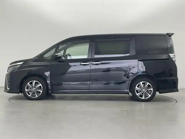 トヨタ ヴォクシー ZS 煌Ⅲ 群馬県 2021(令3)年 4.5万km ブラック 純正10インチナビ(NSZN-Z68T)/・AM/FM/CD/DVD/SD/Bluetooth/フルセグTV/純正12インチフリップダウンモニター/両側パワースライドドア/トヨタセーフティセンス/・プリクラッシュセーフティシステム/・レーンディパーチャーアラート/・オートマチックハイビーム/クルーズコントロール/純正ビルトインETC2.0/バックカメラ/前後ドライブレコーダー/アイドリングストップ/ZS煌III 専用ハーフレザーシート