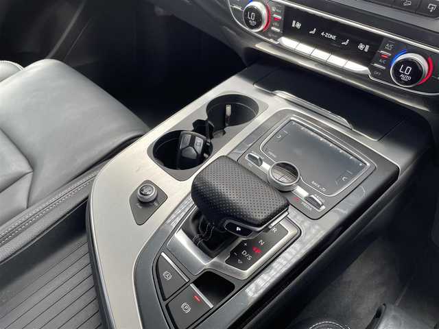 アウディ Ｑ７ 3.0TFSI クワトロ Sライン PKG 三重県 2017(平29)年 12.2万km ディープブラックパールエフェクト 登録時121837km/禁煙車/純正ナビ(AM/FM/CD/DVD/AUX/USB/ワンセグ/Bluetooth)/レザーシート/前席、2列目シートヒーター/前席パワーシート/ETC/前後ドライブレコーダー/全方位カメラ/シートメモリ機能/パーキングアシスト/ハンズフリーパワーバックドア/LED/パドルシフト/オートクルーズコントロール/オートライト/オートハイビーム/前後ソナー/横滑り防止装置/レーンキープアシスト/ダウンヒルアシストコントロール/ルーフレール/電子パーキング/オートホールドブレーキ/プッシュスタート/スマートキー×2
