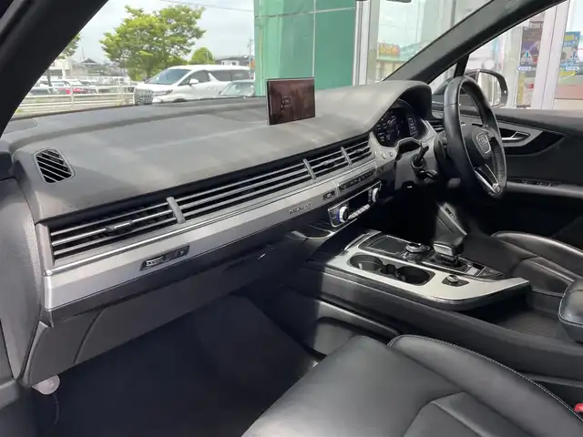 アウディ Ｑ７ 3.0TFSI クワトロ Sライン PKG 三重県 2017(平29)年 12.2万km ディープブラックパールエフェクト 登録時121837km/禁煙車/純正ナビ(AM/FM/CD/DVD/AUX/USB/ワンセグ/Bluetooth)/レザーシート/前席、2列目シートヒーター/前席パワーシート/ETC/前後ドライブレコーダー/全方位カメラ/シートメモリ機能/パーキングアシスト/ハンズフリーパワーバックドア/LED/パドルシフト/オートクルーズコントロール/オートライト/オートハイビーム/前後ソナー/横滑り防止装置/レーンキープアシスト/ダウンヒルアシストコントロール/ルーフレール/電子パーキング/オートホールドブレーキ/プッシュスタート/スマートキー×2