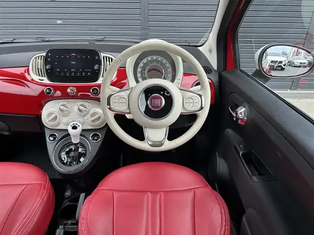 フィアット ５００ ツインエア ポップ 茨城県 2021(令3)年 3.9万km ロッソ・オフィチーナ 後期型　/白赤コンビレザー調シートカバー　/純正ディスプレイオーディオ　/ＣａｒＰｌａｙ　/ＢＴ　/ＵＳＢ　/デイライトＬＥＤ　/ステアリングスイッチ　/ＥＴＣ　/ドラレコ　/フロアマット　/禁煙車