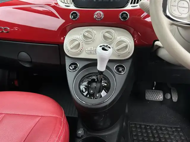 フィアット ５００ ツインエア ポップ 茨城県 2021(令3)年 3.9万km ロッソ・オフィチーナ 後期型　/白赤コンビレザー調シートカバー　/純正ディスプレイオーディオ　/ＣａｒＰｌａｙ　/ＢＴ　/ＵＳＢ　/デイライトＬＥＤ　/ステアリングスイッチ　/ＥＴＣ　/ドラレコ　/フロアマット　/禁煙車