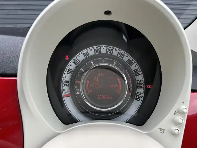 フィアット ５００ ツインエア ポップ 茨城県 2021(令3)年 3.9万km ロッソ・オフィチーナ 後期型　/白赤コンビレザー調シートカバー　/純正ディスプレイオーディオ　/ＣａｒＰｌａｙ　/ＢＴ　/ＵＳＢ　/デイライトＬＥＤ　/ステアリングスイッチ　/ＥＴＣ　/ドラレコ　/フロアマット　/禁煙車