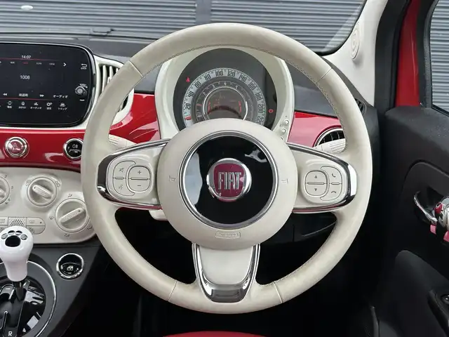 フィアット ５００ ツインエア ポップ 茨城県 2021(令3)年 3.9万km ロッソ・オフィチーナ 後期型　/白赤コンビレザー調シートカバー　/純正ディスプレイオーディオ　/ＣａｒＰｌａｙ　/ＢＴ　/ＵＳＢ　/デイライトＬＥＤ　/ステアリングスイッチ　/ＥＴＣ　/ドラレコ　/フロアマット　/禁煙車