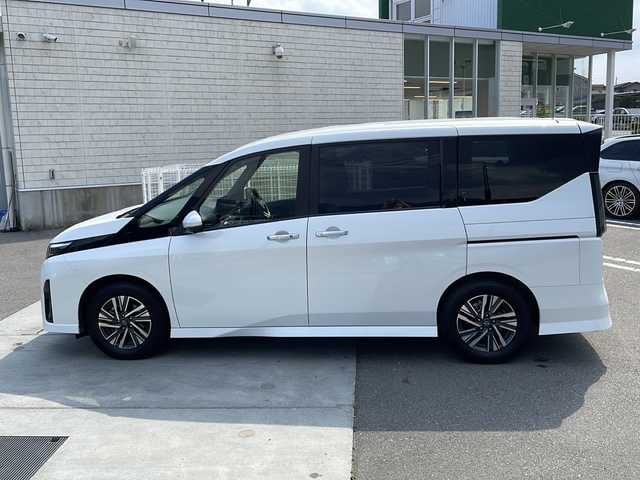 日産 セレナ ハイウェイスター V 山梨県 2023(令5)年 4.4万km プリズムホワイト プロパイロット/純正メモリナビ/フルセグTV　BT/バック　サイド　フロントカメラ/アラウンドビューモニター/両側パワースライドドア/前後コーナーセンサー/ビルトインETC2.0/デジタルインナーミラー/LEDライト/パドルシフト/LDW/BSM/VDC