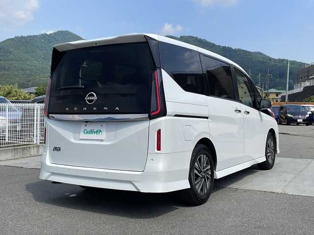 日産 セレナ ハイウェイスター V 山梨県 2023(令5)年 4.4万km プリズムホワイト プロパイロット/純正メモリナビ/フルセグTV　BT/バック　サイド　フロントカメラ/アラウンドビューモニター/両側パワースライドドア/前後コーナーセンサー/ビルトインETC2.0/デジタルインナーミラー/LEDライト/パドルシフト/LDW/BSM/VDC