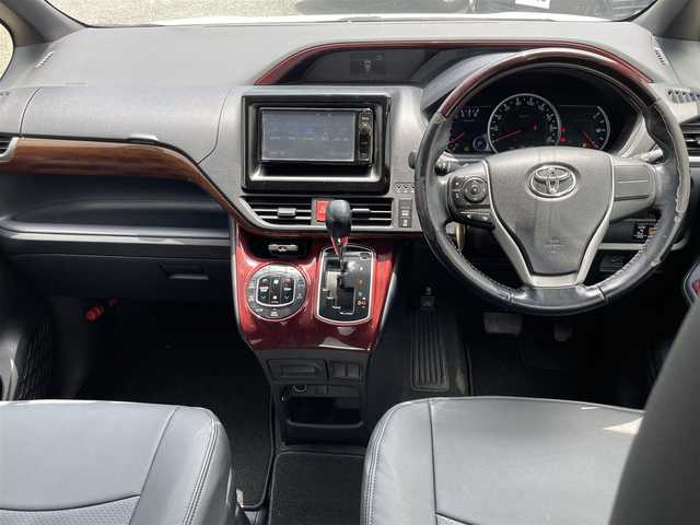 トヨタ ヴォクシー ZS 神奈川県 2014(平26)年 1.4万km ホワイトパールクリスタルシャイン (株)IDOMが運営する【じしゃロン秦野店】の自社ローン専用車両になります。こちらは現金またはオートローンご利用時の価格です。自社ローンご希望の方は別途その旨お申付け下さい/ワンオーナー/メモリナビ/フルセグテレビ/バックカメラ/フリップダウンモニター/ドアバイザー/両側パワースライドドア/プッシュスタート/ETC