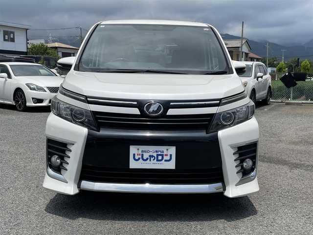 トヨタ ヴォクシー ZS 神奈川県 2014(平26)年 1.4万km ホワイトパールクリスタルシャイン (株)IDOMが運営する【じしゃロン秦野店】の自社ローン専用車両になります。こちらは現金またはオートローンご利用時の価格です。自社ローンご希望の方は別途その旨お申付け下さい/ワンオーナー/メモリナビ/フルセグテレビ/バックカメラ/フリップダウンモニター/ドアバイザー/両側パワースライドドア/プッシュスタート/ETC