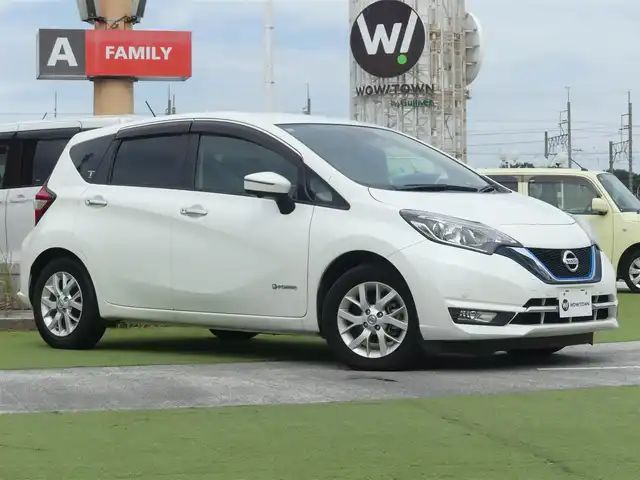 日産 ノート e－パワー メダリスト 千葉県 2017(平29)年 3.7万km ブリリアントホワイトパール エマージェンシーブレーキ/アイドリングストップ/インテリジェントルームミラー/純正SDナビ/地デジTV/【DVD/CD再生機能】/アラウンドビューモニター/ドライブレコーダー/ハーフレザーシート/革巻きステアリング/ステアリングスイッチ/ETC/LEDヘッドライト/フォグライト/ウインカーミラー/コーナーセンサー/純正15インチアルミホイル/インテリジェントキー