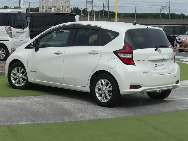 日産 ノート e－パワー メダリスト 千葉県 2017(平29)年 3.7万km ブリリアントホワイトパール エマージェンシーブレーキ/アイドリングストップ/インテリジェントルームミラー/純正SDナビ/地デジTV/【DVD/CD再生機能】/アラウンドビューモニター/ドライブレコーダー/ハーフレザーシート/革巻きステアリング/ステアリングスイッチ/ETC/LEDヘッドライト/フォグライト/ウインカーミラー/コーナーセンサー/純正15インチアルミホイル/インテリジェントキー
