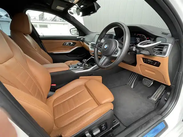 ＢＭＷ ＢＭＷ ３２０ｄ xDrive Mスポーツ EDジョイ+ 道東・釧路十勝 2021(令3)年 3.9万km アルピンホワイトⅢ ハイラインパッケージ/　アッシュ・グレーブラウン・ファイン・ウッド・インテリア・トリム/　ヴァーネスカ・レザー・シート（コニャック｜ブラック）/コンフォート・パッケージ/　オートマチック・トランク・リッド・オペレーション/　ストレージ・パッケージ/パーキング・アシスト・プラス/　トップ・ビュー+3Dビュー/　サイド・ビュー・カメラ/　PDC（パーク・ディスタンス・コントロール）/ドライビングアシストプロフェッショナル/BMWライブ・コックピット/　12.3インチ マルチ・ディスプレイ・メーター・パネル/　10.25インチ ワイド・コントロール・ディスプレイ/ワイヤレス充電/純正前後ドライブレコーダー/フロントシートヒーティング/電動フロントシート/TVチューナー/純正18インチAW/純正フロアマット