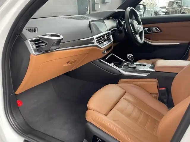 ＢＭＷ ＢＭＷ ３２０ｄ xDrive Mスポーツ EDジョイ+ 道東・釧路十勝 2021(令3)年 3.9万km アルピンホワイトⅢ ハイラインパッケージ/　アッシュ・グレーブラウン・ファイン・ウッド・インテリア・トリム/　ヴァーネスカ・レザー・シート（コニャック｜ブラック）/コンフォート・パッケージ/　オートマチック・トランク・リッド・オペレーション/　ストレージ・パッケージ/パーキング・アシスト・プラス/　トップ・ビュー+3Dビュー/　サイド・ビュー・カメラ/　PDC（パーク・ディスタンス・コントロール）/ドライビングアシストプロフェッショナル/BMWライブ・コックピット/　12.3インチ マルチ・ディスプレイ・メーター・パネル/　10.25インチ ワイド・コントロール・ディスプレイ/ワイヤレス充電/純正前後ドライブレコーダー/フロントシートヒーティング/電動フロントシート/TVチューナー/純正18インチAW/純正フロアマット