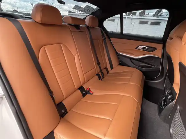 ＢＭＷ ＢＭＷ ３２０ｄ xDrive Mスポーツ EDジョイ+ 道東・釧路十勝 2021(令3)年 3.9万km アルピンホワイトⅢ ハイラインパッケージ/　アッシュ・グレーブラウン・ファイン・ウッド・インテリア・トリム/　ヴァーネスカ・レザー・シート（コニャック｜ブラック）/コンフォート・パッケージ/　オートマチック・トランク・リッド・オペレーション/　ストレージ・パッケージ/パーキング・アシスト・プラス/　トップ・ビュー+3Dビュー/　サイド・ビュー・カメラ/　PDC（パーク・ディスタンス・コントロール）/ドライビングアシストプロフェッショナル/BMWライブ・コックピット/　12.3インチ マルチ・ディスプレイ・メーター・パネル/　10.25インチ ワイド・コントロール・ディスプレイ/ワイヤレス充電/純正前後ドライブレコーダー/フロントシートヒーティング/電動フロントシート/TVチューナー/純正18インチAW/純正フロアマット