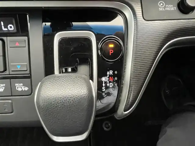 ホンダ ステップワゴン スパーダ ハイブリッド G EX ホンダセンシング 鹿児島県 2018(平30)年 4万km プレミアムスパークルブラックパール 禁煙車/純正ナビ(CD/DVD/Bluetooth/フルセグTV)　/ホンダセンシング　/○衝突軽減ブレーキ〈CMBS〉/○路外逸脱抑制機能/○ACC〈アダプティブ・クルーズ・コントロール〉/バックカメラ　/両側パワースライドドア　/前席シートヒーター　/ＬＥＤヘッドライト　/オートライト　/前方ドライブレコーダー　/ＥＴＣ　/純正アルミホイール　/ドアバイザー